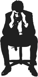 Zmartwiony, załamany, smutny człowiek siedzący na krześle z głową w rękach